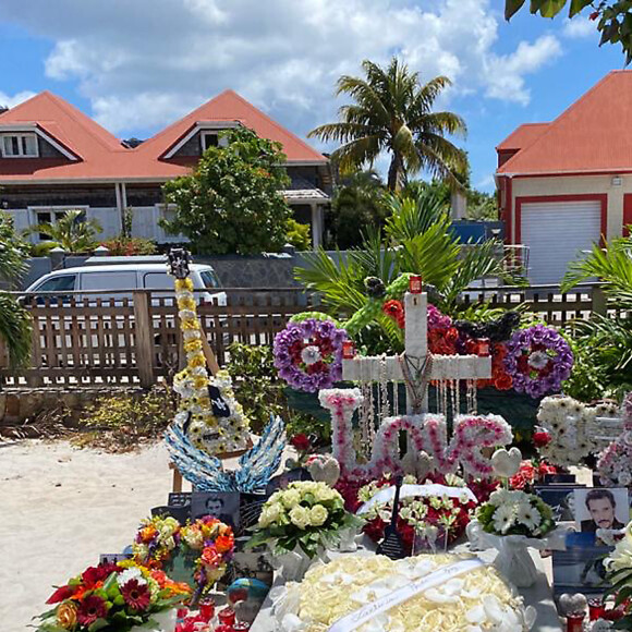 Exclusif - La tombe de Johnny Hallyday a été complètement néttoyée et redécorée à l'occasion du 77 ème anniversaire du chanteur au cimetière de Lorient à Saint-Barthélemy le 15 juin 2020 