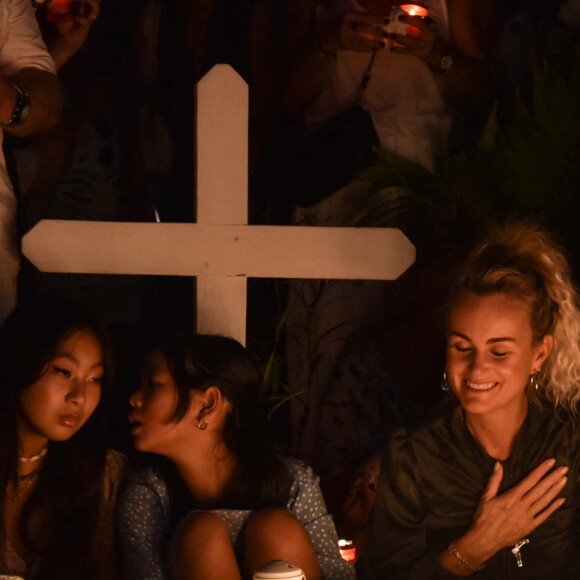 Pour le deuxième anniversaire de la mort de Johnny, Laeticia Hallyday et ses filles Jade et Joy se recueillent sur sa tombe au cimetière de Lorient à Saint-Barthélémy le 5 décembre 2019.