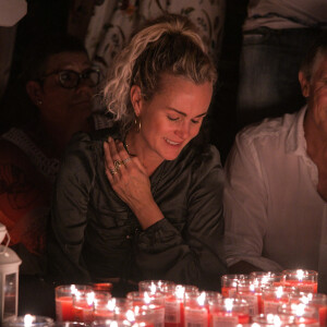 Pour le deuxième anniversaire de la mort de Johnny, Laeticia Hallyday se recueille sur sa tombe au cimetière de Lorient à Saint-Barthélémy.