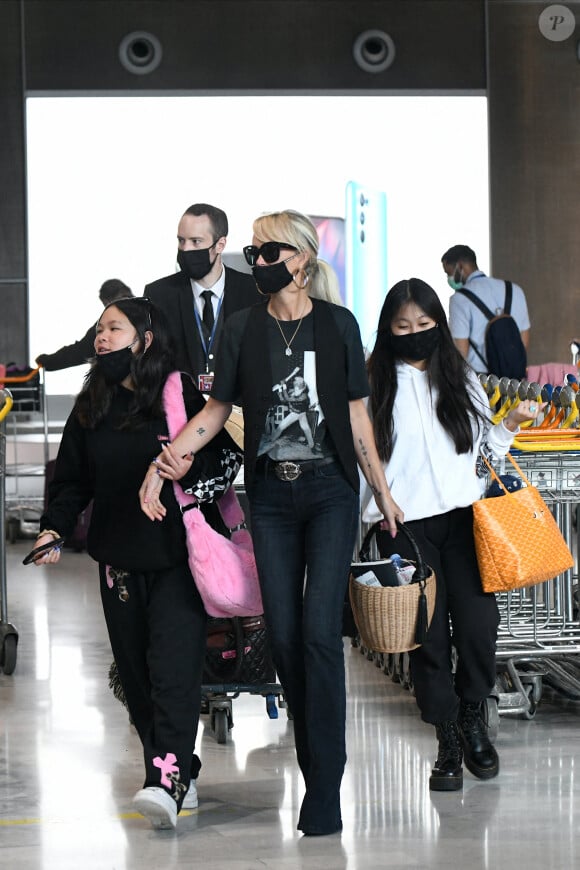 Exclusif - Laeticia Hallyday et ses filles Jade et Joy arrivent à l'aéroport de Roissy-Charles-de-Gaulle à Paris, le 27 juin 2021.