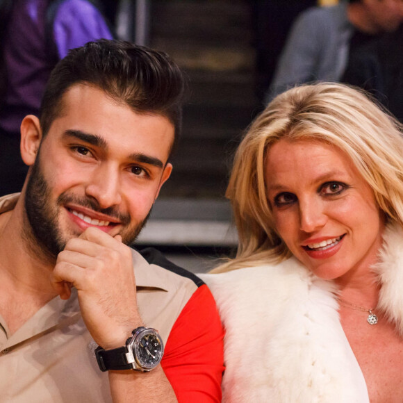 Britney Spears et son compagnon Sam Asghari lors du match de NBA "Lakers - Warriors" au Staples Center à Los Angeles, le 29 novembre 2017. © CPA/Bestimage