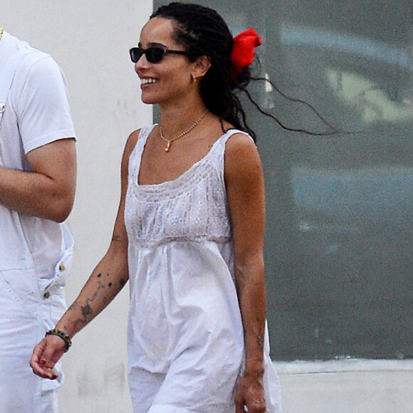 Exclusif - Zoë Kravitz se promène avec un ami à New York, le 27 juillet 2021.