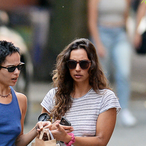 Exclusif - L'actrice américaine de 31 ans, Zoë Kravitz se promène avec une amie à New York, le 6 octobre 2020.