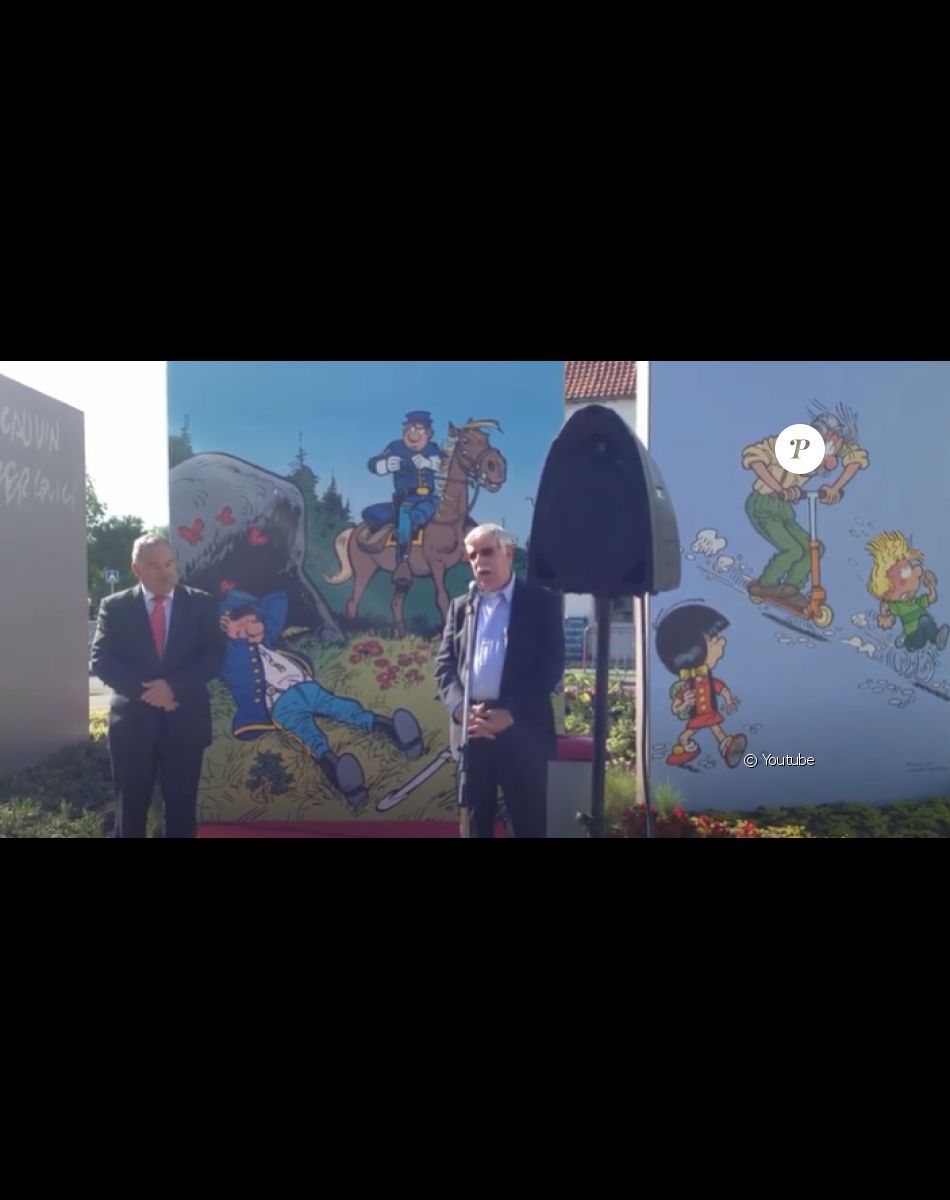 Raoul Cauvin inaugure un rond-point portant son nom, dans sa ville natale, Autoing, en 2013.