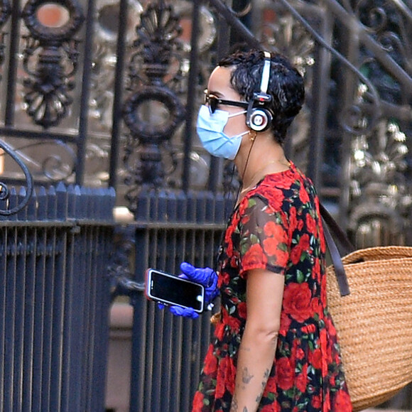Exclusif - Zoe Kravitz porte un masque lors de l'épidémie de Coronavirus (COVID-19) à New York, le 17 juillet 2020. 