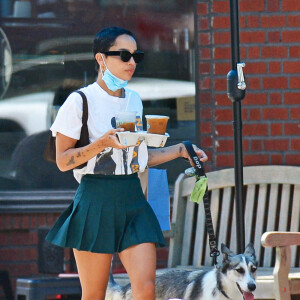 Exclusif - Zoe Kravitz prend un café en compagnie de son chien à Los Angeles le 30 juin 2020. 