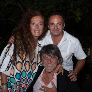 Tex, sa femme Béatrice et Laurent Amar lors de la fête d'anniversaire de Massimo Gargia (81 ans) organisé par l'hôtel de Paris à Saint-Tropez, Côte d'Azur, France, le 20 août 2021. © Jack Tribeca/Bestimage 