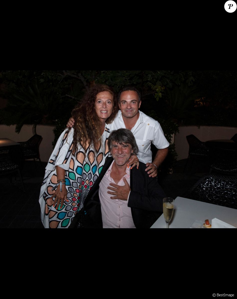 Tex, sa femme Béatrice et Laurent Amar lors de la fête d'anniversaire de Massimo Gargia (81 ans) organisé par l'hôtel de Paris à Saint-Tropez, Côte d'Azur, France, le 20 août 2021. © Jack Tribeca/Bestimage