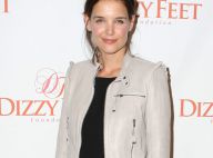 Katie Holmes joue les filles sexy en mini robe... mais oublie de se coiffer !