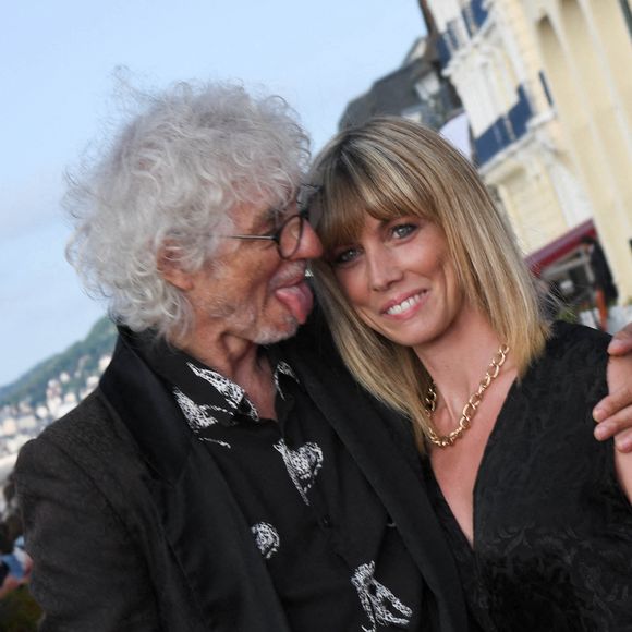 Louis Bertignac et sa compagne Laetitia Brichet - People sur le tapis rouge lors du 35ème festival du film de Cabourg © Coadic Guirec / Bestimage 