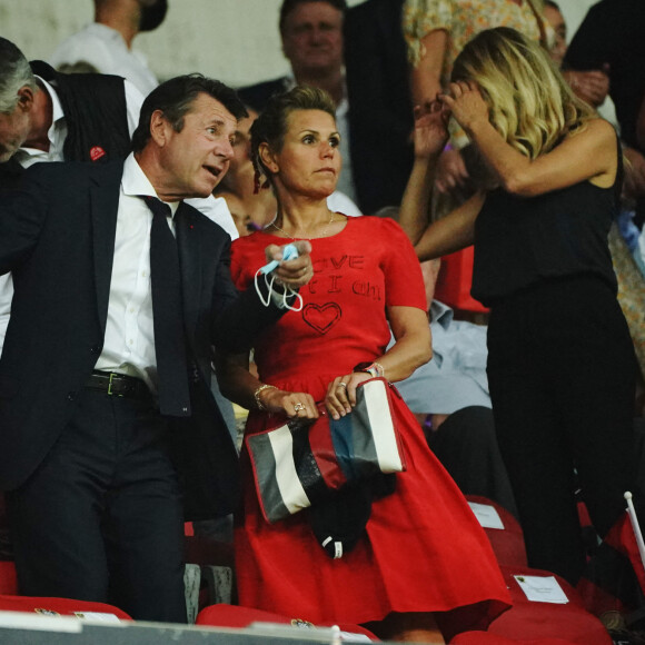 Christian Estrosi (maire de Nice) et sa femme Laura Tenoudji - Match de football en ligue 1 Uber Eats : Match définitivement arrêté après le refus des joueurs de l'OM (Marseille) de reprendre le jeu suites à des incidents avec les supporters de Nice le 22 août 2021. © Norbert Scanella / Panoramic / Bestimage