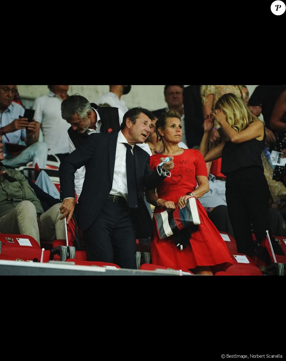 Christian Estrosi (maire de Nice) et sa femme Laura Tenoudji - Match de football en ligue 1 Uber Eats : Match définitivement arrêté après le refus des joueurs de l'OM (Marseille) de reprendre le jeu suites à des incidents avec les supporters de Nice le 22 août 2021. © Norbert Scanella / Panoramic / Bestimage