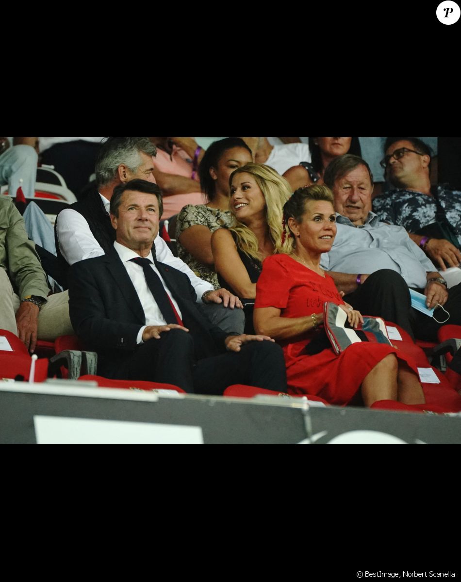 Christian Estrosi (maire de Nice) et sa femme Laura Tenoudji, Guy Roux - Match de football en ligue 1 Uber Eats : Match définitivement arrêté après le refus des joueurs de l'OM (Marseille) de reprendre le jeu suites à des incidents avec les supporters de Nice. © Norbert Scanella / Panoramic / Bestimage