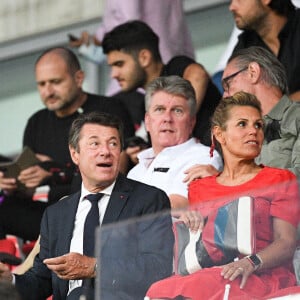 Christian Estrosi et Laura Tenoudji - Match de football en ligue 1 Uber Eats : Match définitivement arrêté après le refus des joueurs de l'OM (Marseille) de reprendre le jeu suites à des incidents avec les supporters de Nice le 22 août 2021. © Christophe Saidi / Panoramic / Bestimage