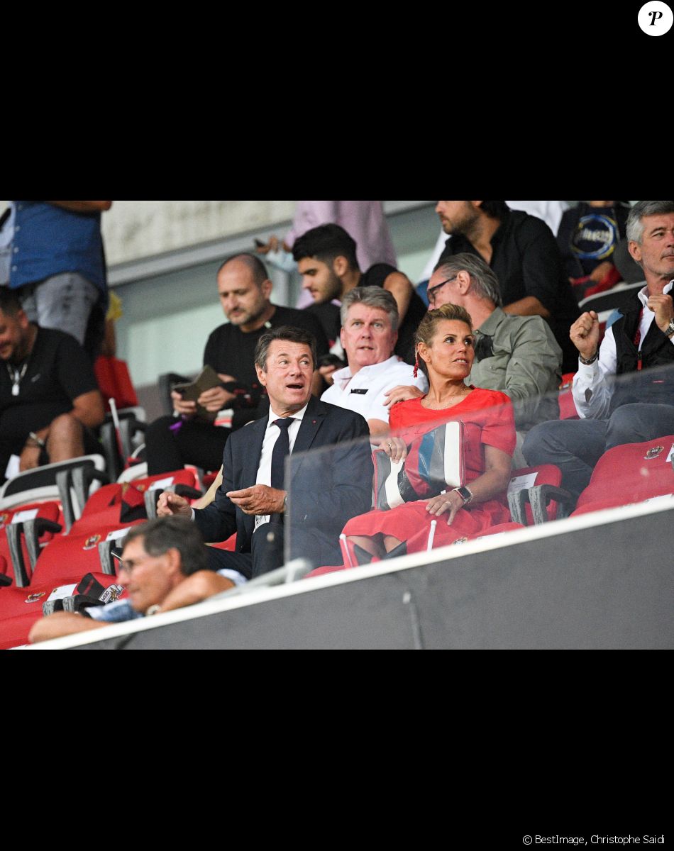Christian Estrosi et Laura Tenoudji - Match de football en ligue 1 Uber Eats : Match définitivement arrêté après le refus des joueurs de l'OM (Marseille) de reprendre le jeu suites à des incidents avec les supporters de Nice le 22 août 2021. © Christophe Saidi / Panoramic / Bestimage