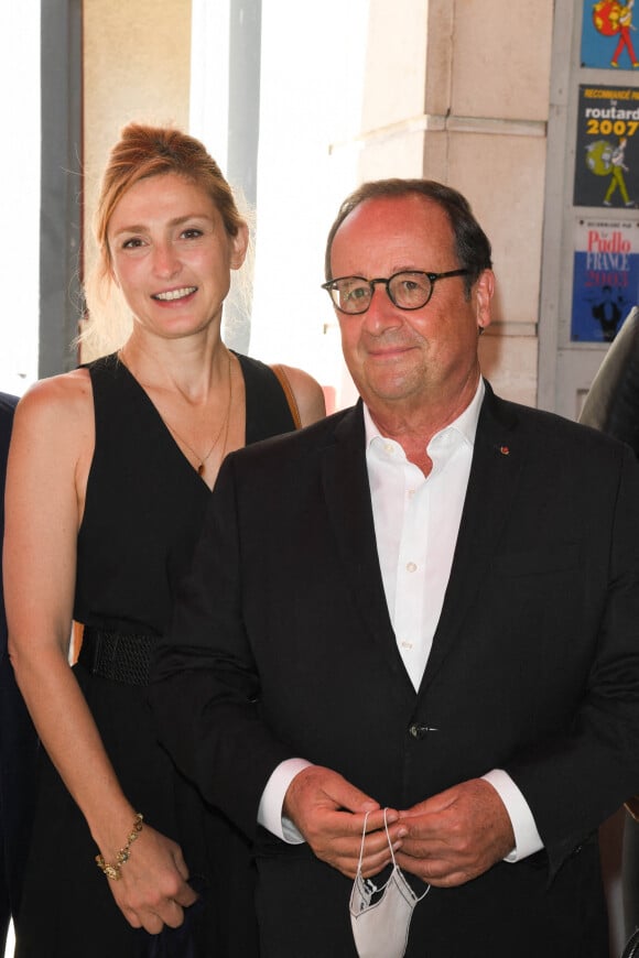 Julie Gayet et son compagnon François Hollande au restaurant "Chez Paul" en marge du Festival du film Francophone d'Angoulême. © Coadic Guirec / Bestimage