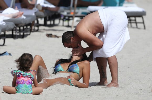 Arnaud Lagardère, sa femme Jade Foret (Lagardère) et leurs enfants Liva, Mila et Emery en vacances à la plage à Miami le 25 octobre 2016.