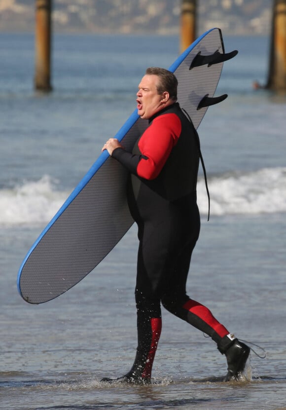 Exclusif - J. Tyler Ferguson et Eric Stonestreet font du surf sur une plage à Los Angeles, le 9 décembre 2017