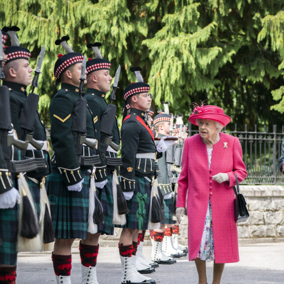 La reine Elisabeth II d'Angleterre lors d'une inspection des troupes de Balaklava Company, 5ème Bataillon du Régiment Royal d'Écosse à Balmoral, Royaume Uni, le 9 août 2021.