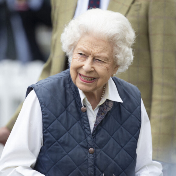 La reine Elisabeth II d'Angleterre, de retour d'Ecosse après la Holyrood Week, assiste à la course hippique "Royal Windsor Horse Show" à Windsor.