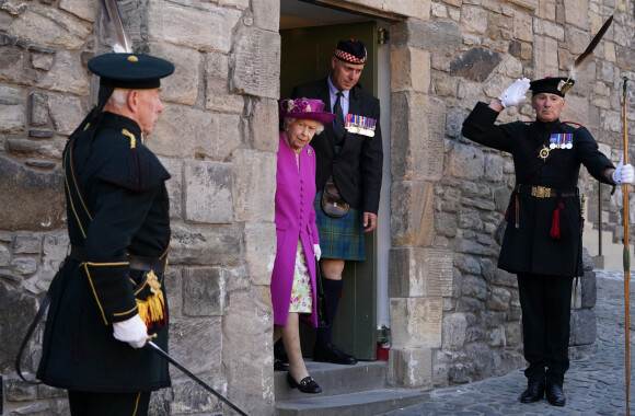 La reine Elizabeth II dévoile une plaque au nouveau musée nouveau Argyll and Sutherland Highlanders au château de Stirling, Ecosse, Royaume Uni, le 29 juin 2021.