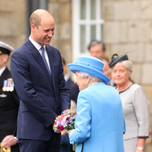 La reine Elisabeth II d'Angleterre et le prince William, duc de Cambridge, assistent à la cérémonie des clés devant le palais d'Holyroodhouse à Edimbourg, moment où la souveraine se voit remettre les clés de la ville. Cet événement marque le début la semaine de Holyrood, que la reine consacre chaque année à l'Ecosse. Le 28 juin 2021.