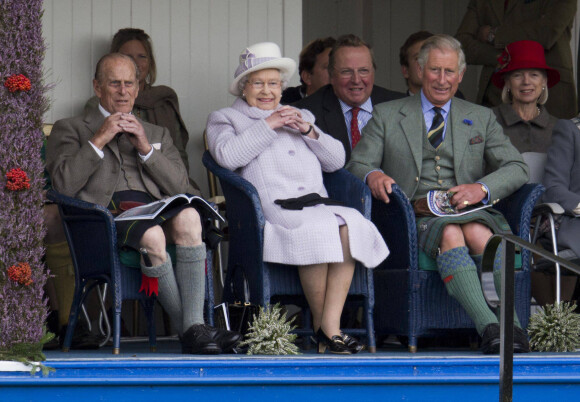 Le prince Philip, la reine Elizabeth et le prince Charles au Braemar Royal Highland Gathering en Ecosse en 2012.