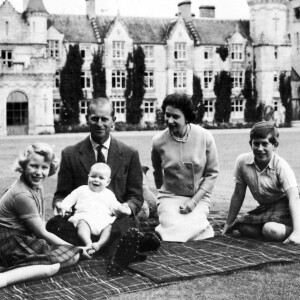 La reine Elisabeth II d'Angleterre, le prince Philip, duc d'Edimbourg, leurs enfants, la princesse Anne, les princes Charles et Andrew lors de vacances au château de Balmoral, le 6 septembre 1960