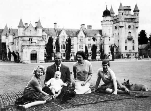 La reine Elisabeth II d'Angleterre, le prince Philip, duc d'Edimbourg, leurs enfants, la princesse Anne, les princes Charles et Andrew lors de vacances au château de Balmoral, le 6 septembre 1960