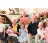 La reine Elizabeth et le prince Philip entourés de leurs arrières-petits-enfants à Balmoral en 2018 : le prince George, le prince Louis (tenu par la reine), Savannah Phillips (debout à l'arrière), la princesse Charlotte, le duc d'Édimbourg, Isla Phillips tenant Lena Tindall et Mia Tindall.