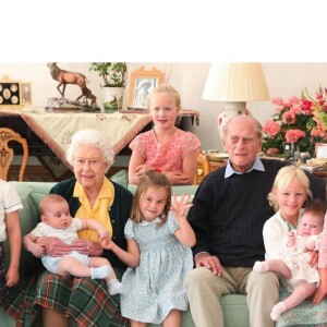 La reine Elizabeth et le prince Philip entourés de leurs arrières-petits-enfants à Balmoral en 2018 : le prince George, le prince Louis (tenu par la reine), Savannah Phillips (debout à l'arrière), la princesse Charlotte, le duc d'Édimbourg, Isla Phillips tenant Lena Tindall et Mia Tindall.