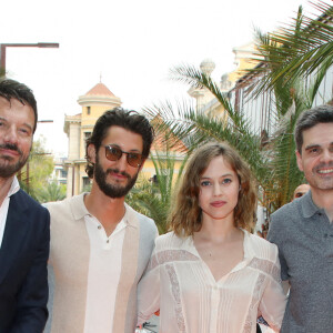 Samuel Le Bihan, Pierre Niney, Lou de Laâge et Yann Gozlan à la première du film "Boite Noire" dans le cadre du Festival CINEROMAN au cinéma Pathé Gare du Sud à Nice, France, le 19 juin 2021. © Denis Guignebourg/Bestimage