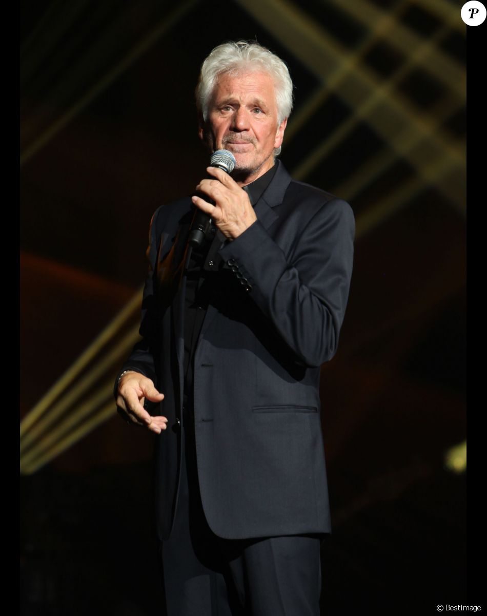 Gérard Lenorman sur la scène de l'Olympia pour le concert leurs voix pour l'espoir "deuxième édition" pour aider la recherche contre le cancer du pancréas.