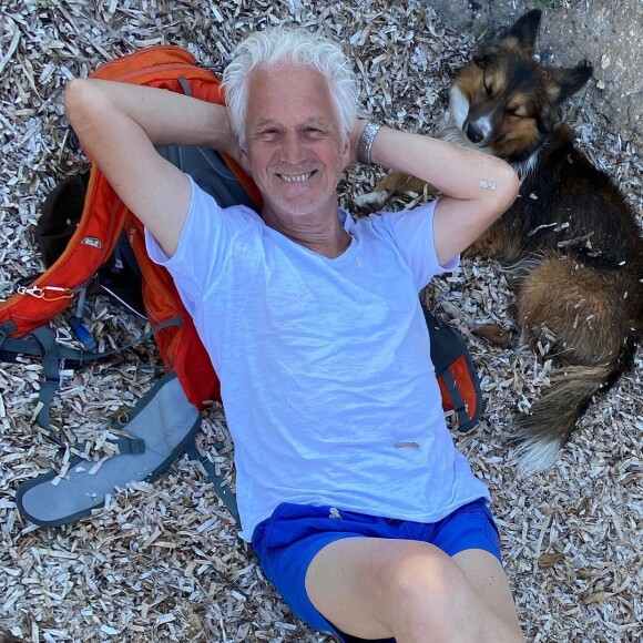 Gérard Lenorman et son chien à la plage. Juillet 2020