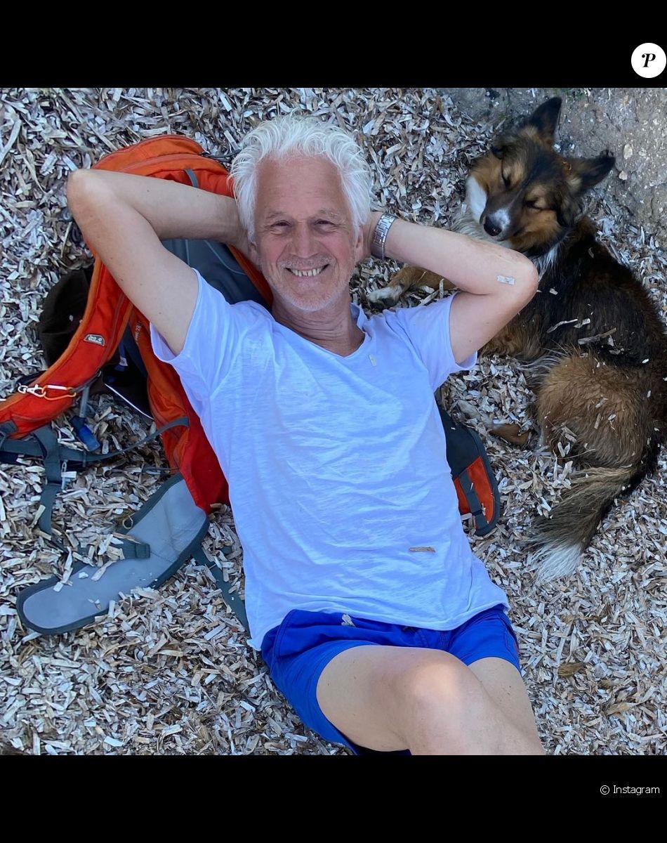 Gérard Lenorman et son chien à la plage. Juillet 2020