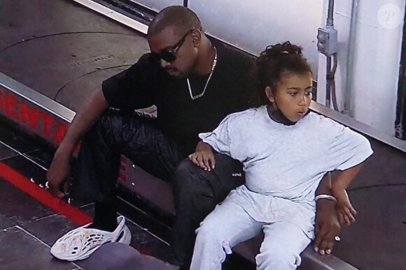 Exclusif - Kanye West passe quelques jours de vacances avec ses enfants à la Casa Wabi, havre de paix à Puerto Escondido. Le rappeur est arrivé au Mexique avec beaucoup de valises et malles.