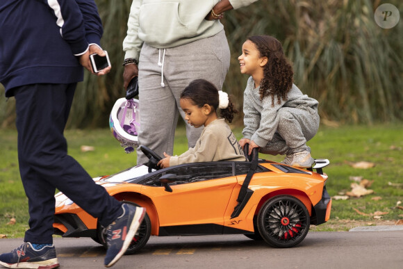 Exclusif - Chicago et son frère Psalm West, les enfants de Kim Kardashian, roulent avec leur cousine Dream (la fille de Rob, le frère de Kim) à bord d'une Lamborghini miniature orange à Holmby Park à Los Angeles le 7 janvier 2021.