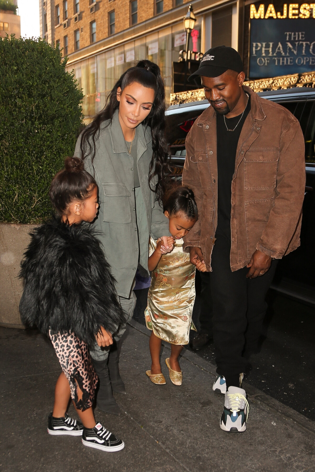 Photo : Kim Kardashian avec son mari Kanye West fêtent les 5 ans de leur  fille North West accompagnée de son amie Ryan à New York, ils arrivent au  spectacle 