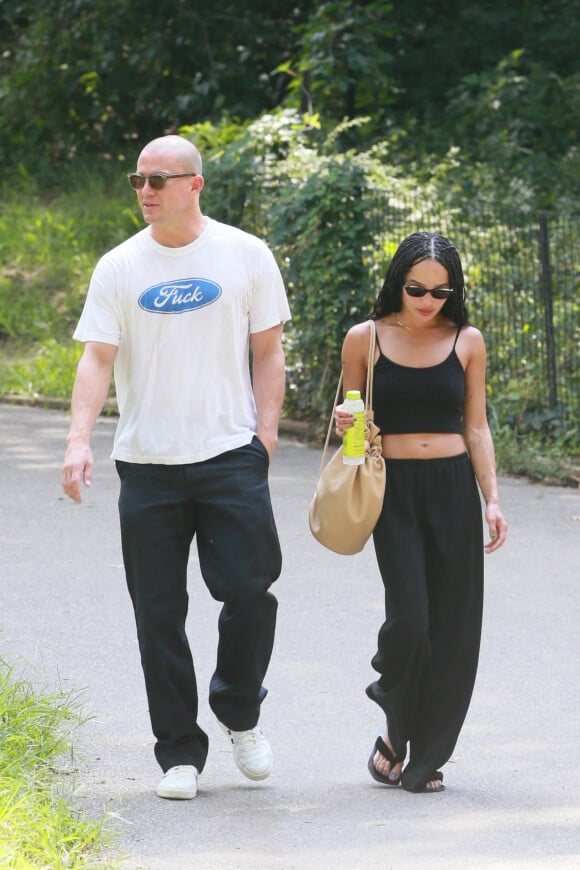 Channing Tatum et sa supposée compagne Zoe Kravitz se promènent avec un ami dans un parc à New York.