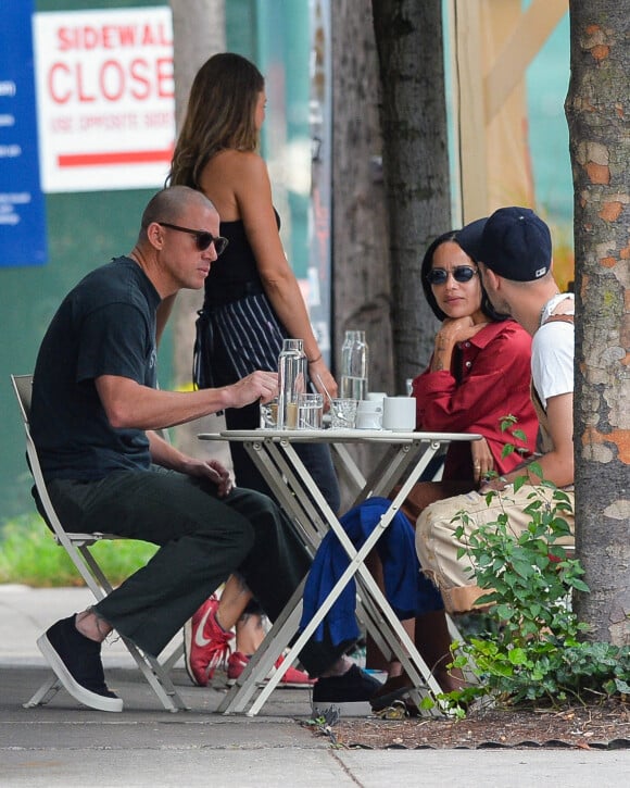 Channing Tatum et sa supposée compagne Zoe Kravitz retrouvent un ami pour aller déjeuner à New York chez Alfresco le 28 Août 2021