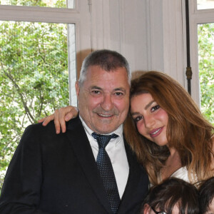 Jean-Marie Bigard, sa femme Lola Marois et leurs enfants Bella et Jules - Jean-Marie Bigard et Lola Marois lors de la cérémonie oecuménique à l'occasion du renouvellement de leurs voeux pour leur 10 ans de mariage. Le 27 mai 2021 © Coadic Guirec / Bestimage