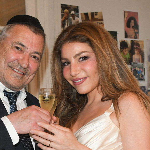 Jean-Marie Bigard et sa femme Lola Marois - Jean-Marie Bigard et Lola Marois lors de la cérémonie oecuménique à l'occasion du renouvellement de leurs voeux pour leur 10 ans de mariage. Le 27 mai 2021 © Coadic Guirec / Bestimage