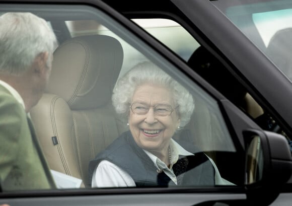 La reine Elizabeth II d'Angleterre, de retour d'Ecosse après la Holyrood Week, assiste à la course hippique "Royal Windsor Horse Show", le 2 juillet 2021 à Windsor. La souveraine est arrivée au volant de son Range Rover.