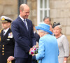 La reine Elisabeth II d'Angleterre et le prince William, duc de Cambridge, assistent à la cérémonie des clés devant le palais d'Holyroodhouse à Edimbourg, moment où la souveraine se voit remettre les clés de la ville.