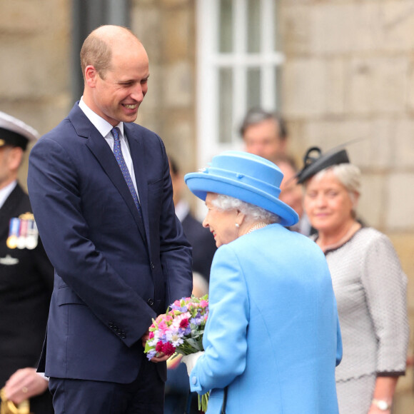 La reine Elisabeth II d'Angleterre et le prince William, duc de Cambridge, assistent à la cérémonie des clés devant le palais d'Holyroodhouse à Edimbourg, moment où la souveraine se voit remettre les clés de la ville.