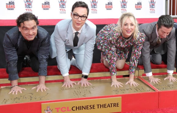 Johnny Galecki, Jim Parsons, Kaley Cuoco, Simon Helberg - Les acteurs de The Big Bang Theory laissent leurs empreintes sur le ciment lors d'une cérémonie au Chinese Theatre à Hollywood, Los Angeles, le 1er mai 2019. 