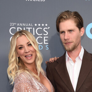 Kaley Cuoco et son fiancé Karl Cook lors des "23ème Critics Choice Awards" au Barker Hangar à Los Angeles, le 11 janvier 2018. © Chris Delmas/Bestimage