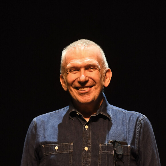 Jean-Paul Gaultier - Jean-Paul Gaultier pose avec les artistes de son spectacle "Fashion Freak Show" lors d'une présentation à Londres, le 23 juillet 2019.