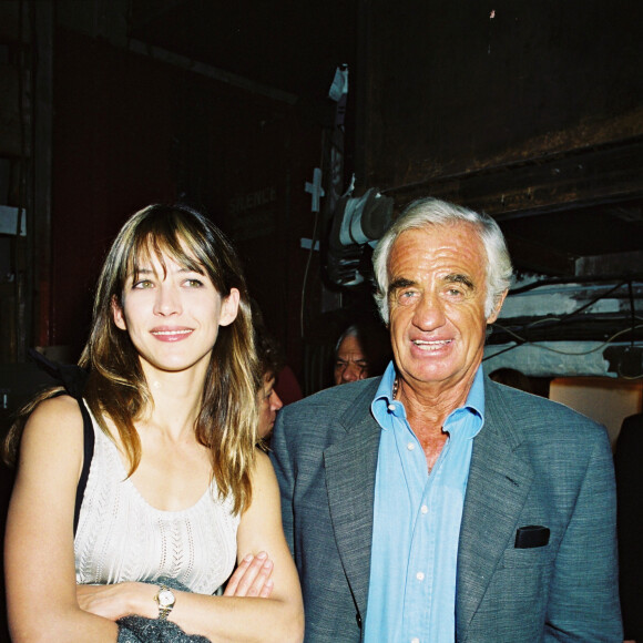 Sophie Marceau et Jean-Paul Belmondo lors de la générale de la pièce "J'adore la vie" le 12 septembre 2000.
