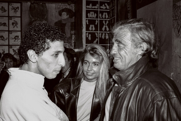 Archives - Jean-Paul Belmondo et sa femme Natty au bar de l'Olympia chez Maryline pour assister au spectacle de Smaïn " T'EN VEUX ? " en 1989. © Patrick Carpentier / Bestimage
